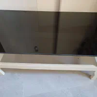 میز شیشه ای و چارچوب سفید