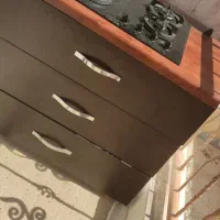 کابینت  و گاز صفحه   و سه کشاب کلید دار و ابچکون