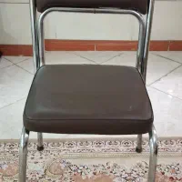 صندلی آهنی با نشیمن چرم