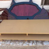 تخت باتشک  و روتختی  .  و میز آرایش