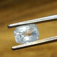 یاقوت سفید سریلانکا بهسازی نشده و آن هیت