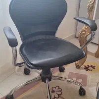 میز ناخن و دوتا صندلی چرخ دار و استند لاک|آرایشگاه و سالن‌های زیبایی|پرند, فاز ۶|دیوار