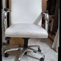 فروش یک عدد صندلی چرم مناسب آرایشگاه و مغازه