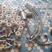 یک عدد شیر روشویی ومقدار لوازم تک لایه وپنج لایه