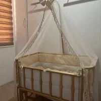 تخت کنار مادر