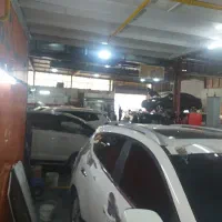 به یک کارگر صافکار اتومبیل مثلط به پی دی آر