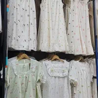 فروشنده پوشاک زنانه و مردانه
