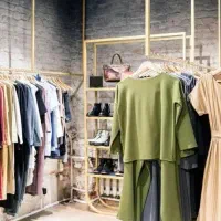 فروشنده در فروشگاه پوشاک