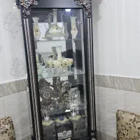 بوفه نو و تمیز بدون زدگی با ظروف دکوری سفید