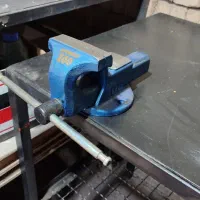 گیره رومیزی و میز کار اهنی