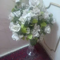 یک عدد گلدان ودودسته گل