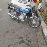 یک دستگاه موتورسیکلت زمردکویر