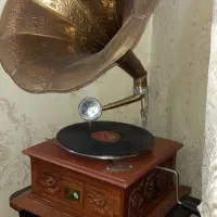 گرامافون هندی قدیمی بهمراه میز