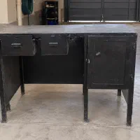 میز کار اهنی