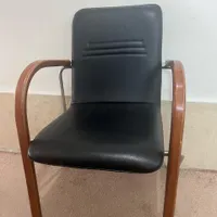 صندلی و آینه و میز عسلی