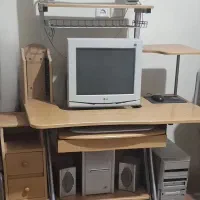 میز  مانیتور و کیس کامپیوتر