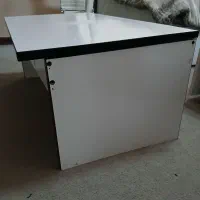 میز تحریر نشسته