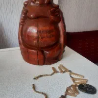 مجسمه و گردنبند چوب بودایی