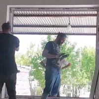 استخدام شاگرد برای نصب درب و پنجره و شیشه دوجداره