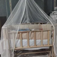 گهواره کودک کنار تخت مادر در حد نو|اسباب و اثاث بچه|کرج, کمال‌شهر|دیوار