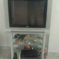 تلویزیون ومیز ومتعلقاتش