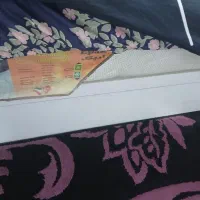 تخت تمیز در حد نو همراه با تشک