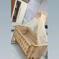 تخت چوبی کنار مادر آسانسوری