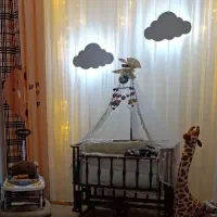 گهواره و تخت کنار مادر