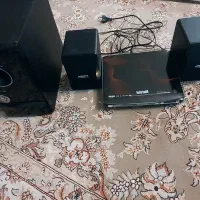 یک دستگاه دی وی دی با دو تا باند مارک مارشال