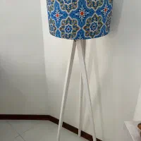 آباژور ایستاده