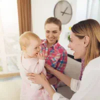 پرستار کودک نیروی کمکی مادر