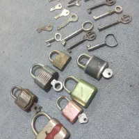 تعدادی قفل وکلید قدیمی