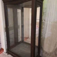 ویترین دکوری چوبی تمام شیشه، دارای نورپردازی و قفل