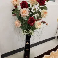 گل رز و گلدان