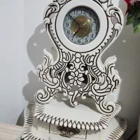 ساعت چوبی و گل