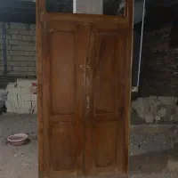درب چوبی و تیر چوبی و ویترین سنتی