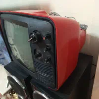 تلویزیون خیلی قدیمی قرمز در حد نو