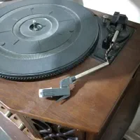 گرامافون با میز|کلکسیون اشیاء عتیقه|مشهد, سرافرازان|دیوار