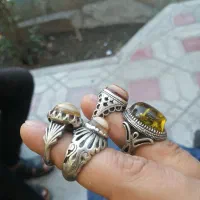 انگشترا خوبیه احتیاج ب پولش دارم