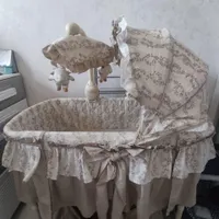 تخت کنار مادری سالم وزیبا