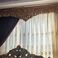 پرده و کتیبه و کناره اش