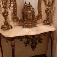 دوعدد آینه ویک میز و یک ساعت رومیزی یک جفت شمعدان