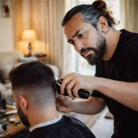 خدمات اصلاح مو و ریش در منزل توسط رضا