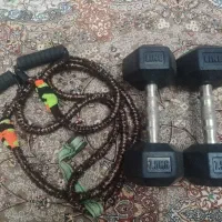 دو عدد دمبل و یک عدد کش بدنساز