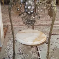 کنار سالنی با میز تلفن نو|لوستر و چراغ آویز|میانه, |دیوار