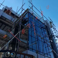 کارگر داربست رو برای نمای کامپوزیت و کرتین وال