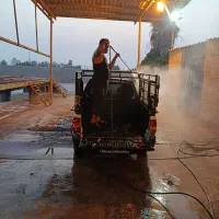 کارگر کارواش مجتمع سهند دریایی