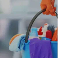 به یک خانم جهت نظافت منزل