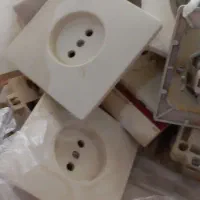 حدود۲۰تا ۳۰ عدد پریز برق طرح قدیمی موجوده