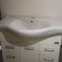 درب چوبی و روشویی بزرگ